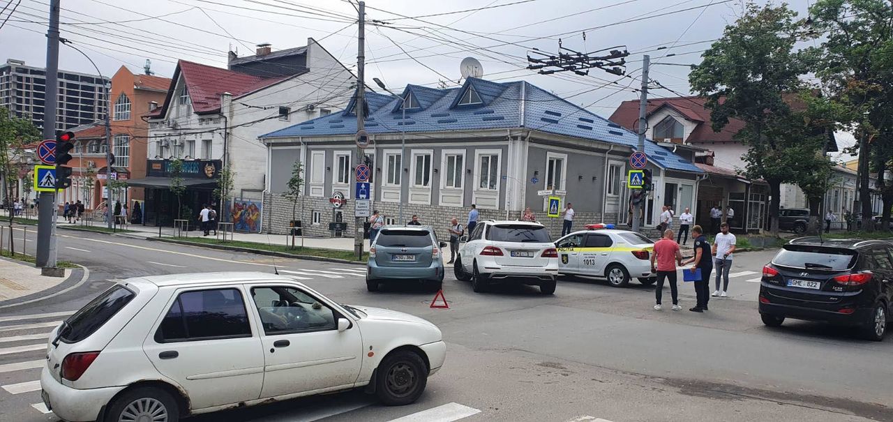 ДТП в центре столицы заблокировало движение троллейбусов
