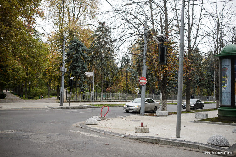 На столичных улицах появится городская мебель для ограничения въезда