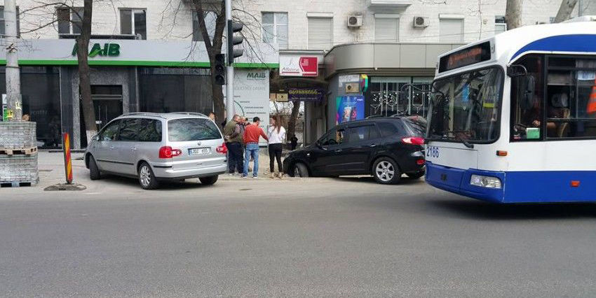На бульваре Штефана чел Маре автомобиль угодил в яму