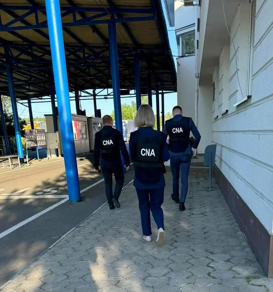 На юге Молдовы двух таможенников подозревают в получении взяток