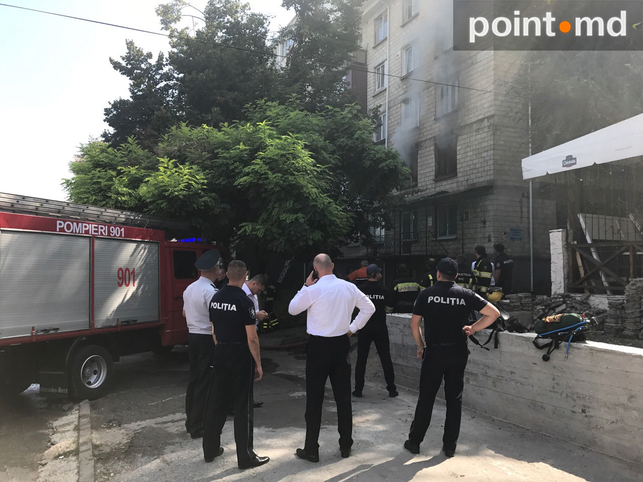 Мощный пожар охватил многоэтажку в центре Кишинева