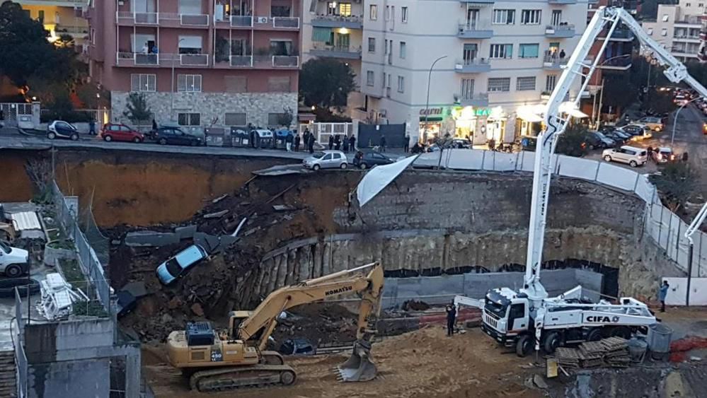 В Риме часть дороги провалилась в десятиметровую яму вместе с авто
