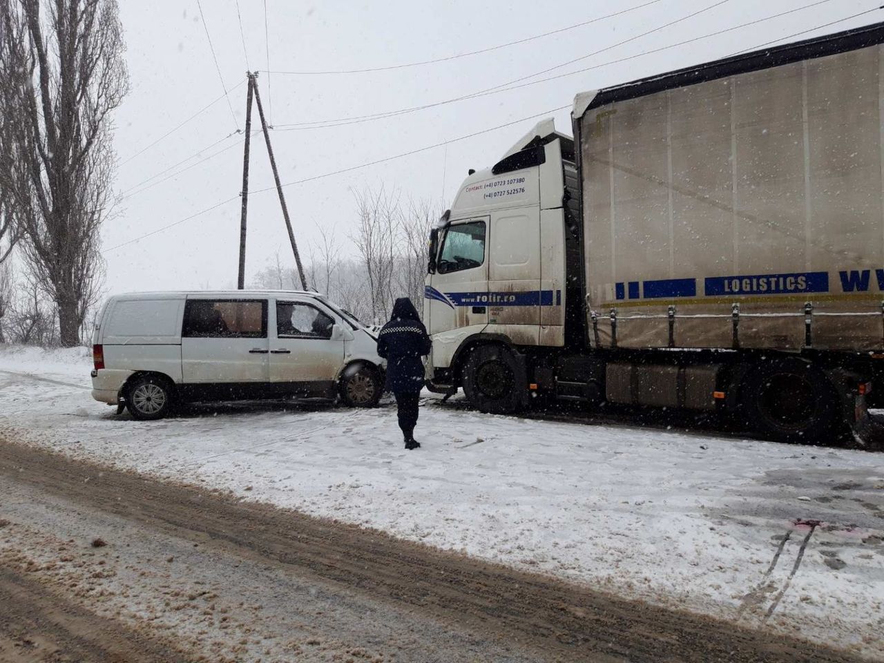 Из-за непогоды в ДТП пострадали два человека