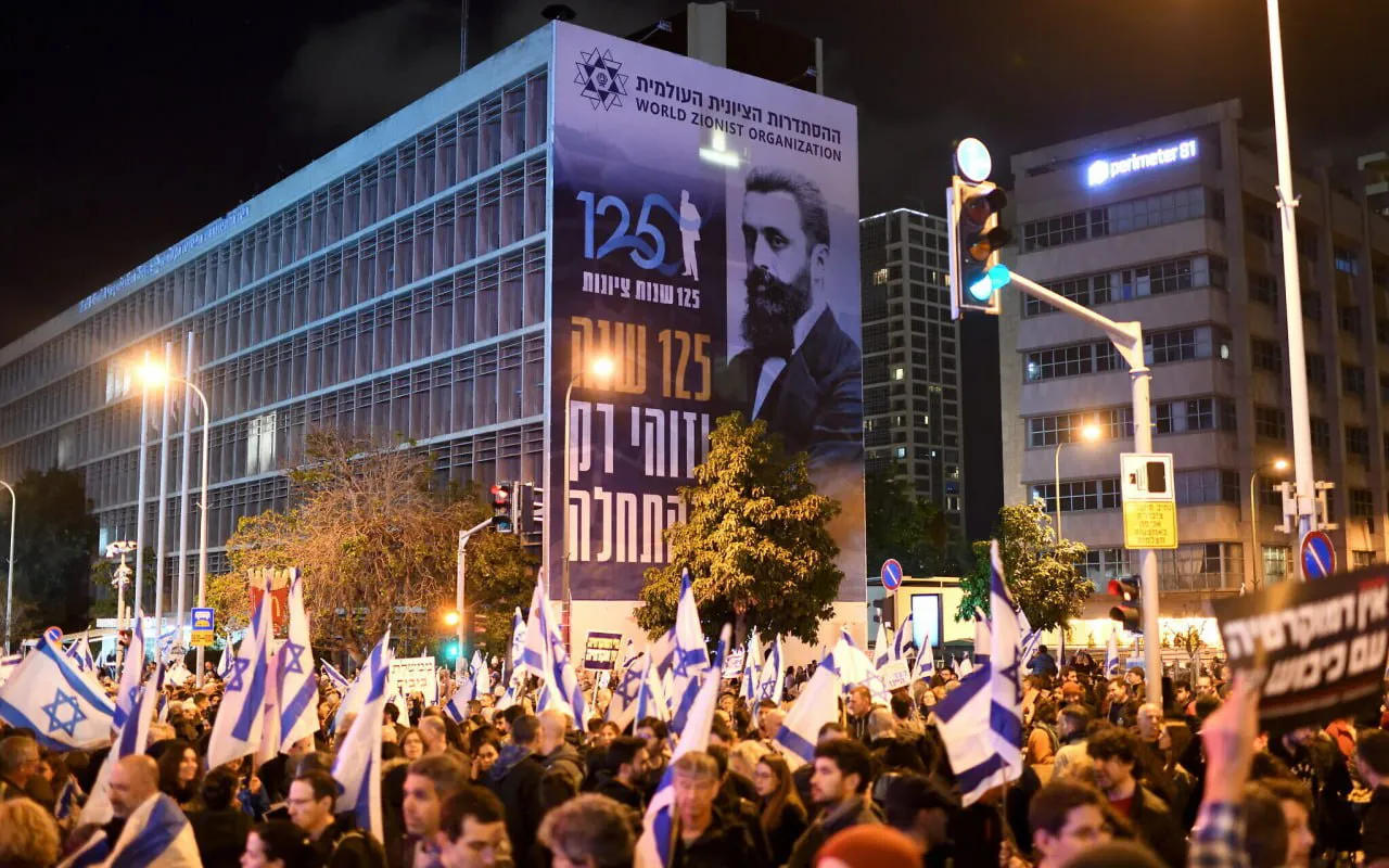 В Израиле десятки тысяч людей вышли на митинги против Нетаньяху