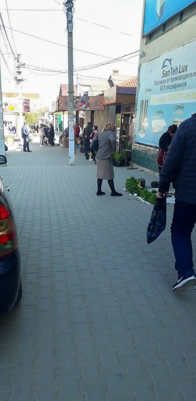 В Комрате во время карантина люди продолжают торговать на улицах и не соблюдают дистанцию