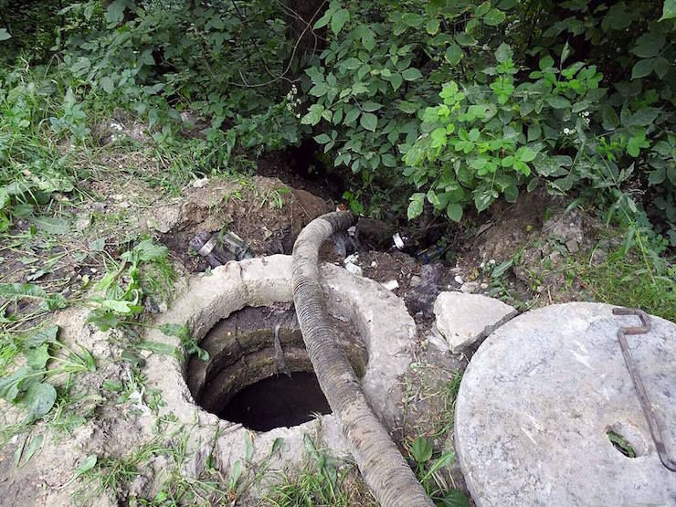 Работники Apă-Canal Chişinău сливают отходы в ручей, питающий кишиневские озёра