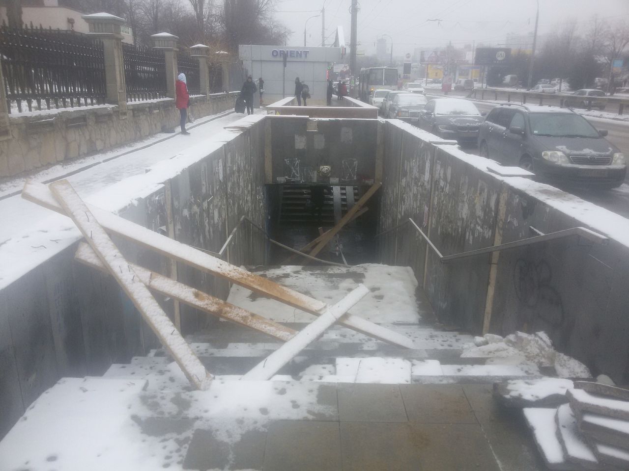 Подземный переход у первой горбольницы завалили досками с гвоздями