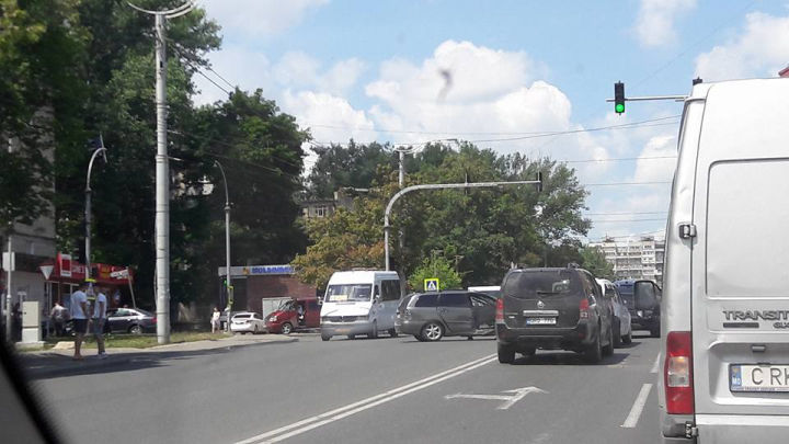 Accident grav în Capitală: O mașină a rămas fără una dintre ușile laterale