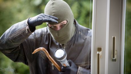 Un tânăr a spart o pizzerie şi a sustras peste 55.000 de lei