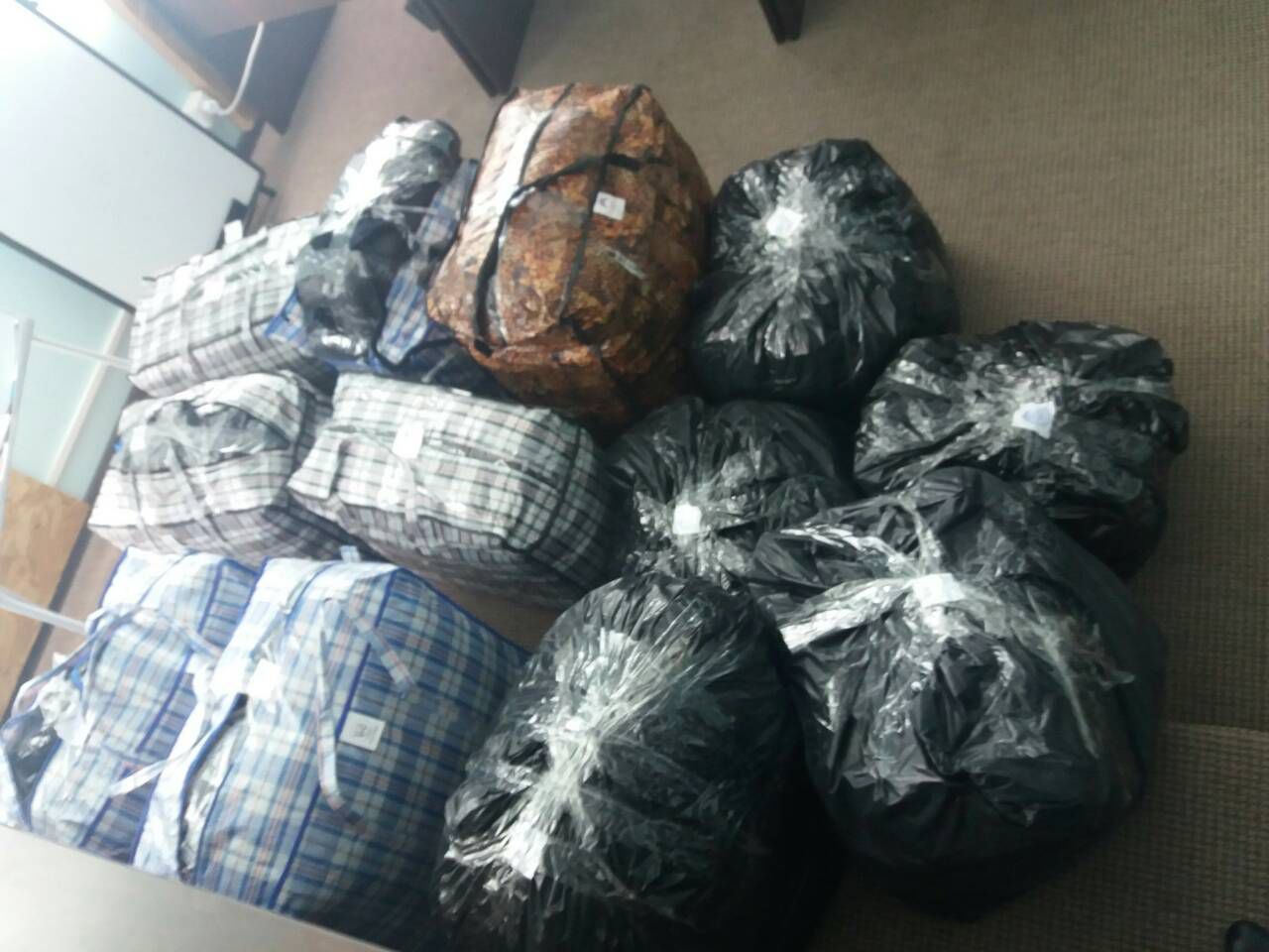 Îmbrăcăminte fără acte la piață. Marfa de 150.000 lei, confiscată
