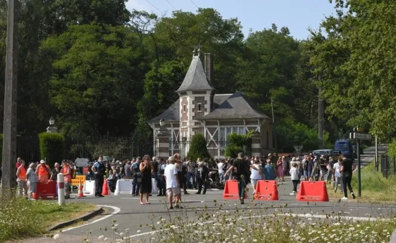 Alain Delon a fost înmormântat în domeniul său, alături de câinii săi iubiți
