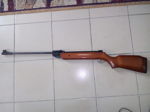 Vameşii au confiscat o armă pneumatică şi mii de ţigări la frontieră