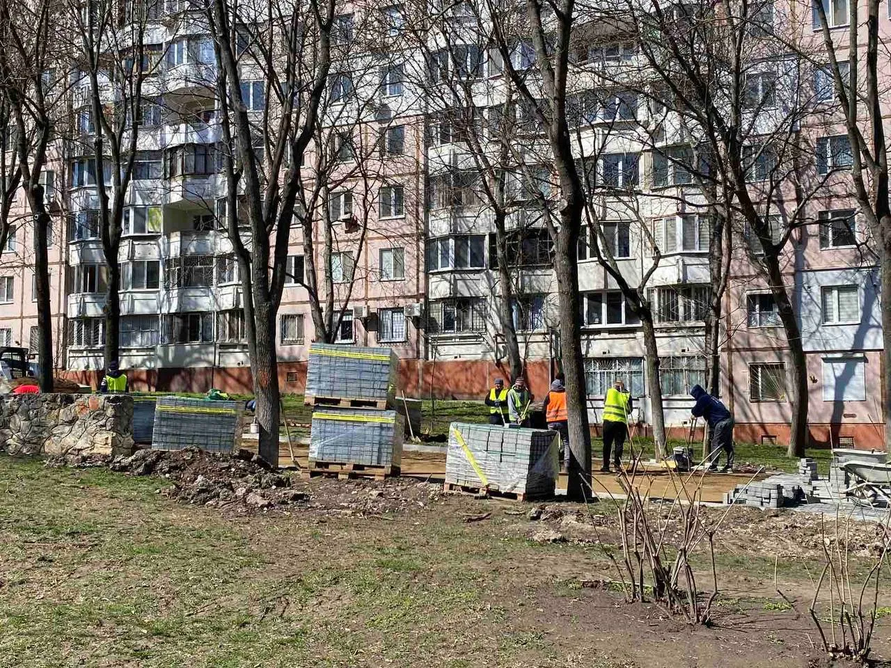 Продолжаются работы по ремонту тротуаров в столичном секторе Ботаника