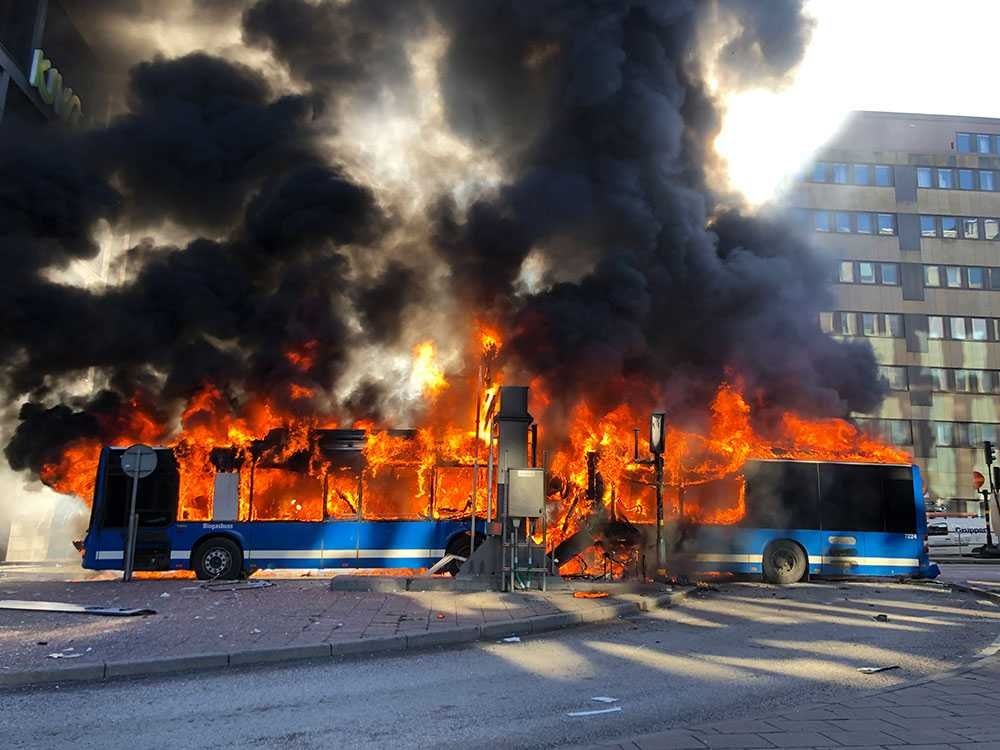 В центре Стокгольма взорвался автобус