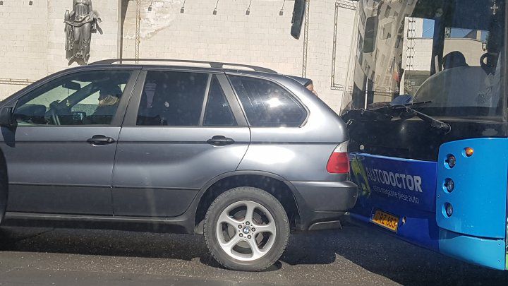 В Кишиневе произошла авария с участием автобуса и BMW