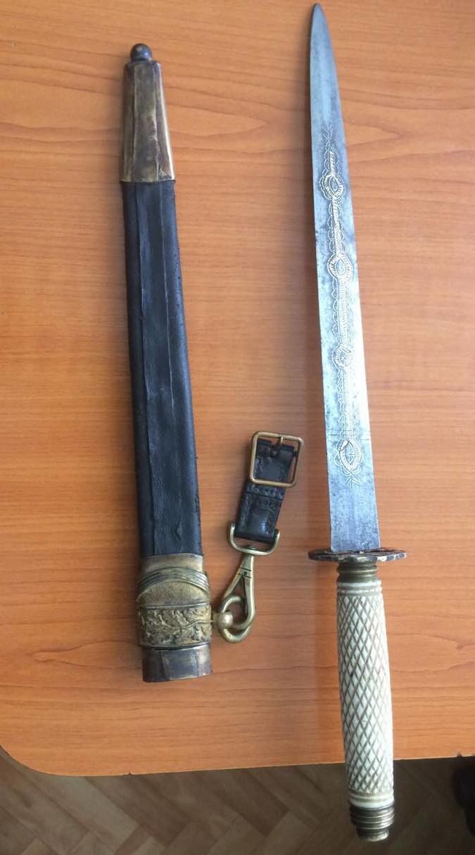 Substanțe psihotrope și un pumnal militar, depistate de vameși în coletele poștale