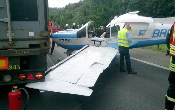 В Германии самолет совершил аварийную посадку на автобан