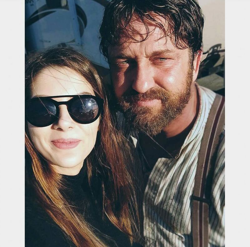 Moldoveancă, pe platoul de filmări alături de actorul Gerard Butler