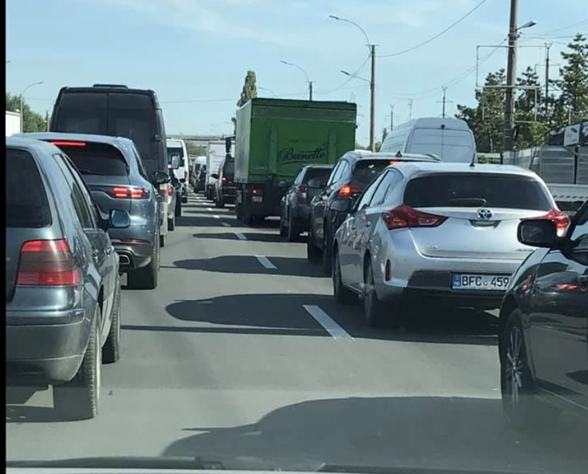Кишинев стоит в пробках из-за ремонта дорог