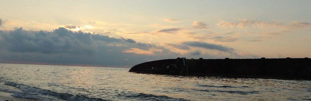 Севший на мель танкер "Делфи" подымут со дна моря в Одессе