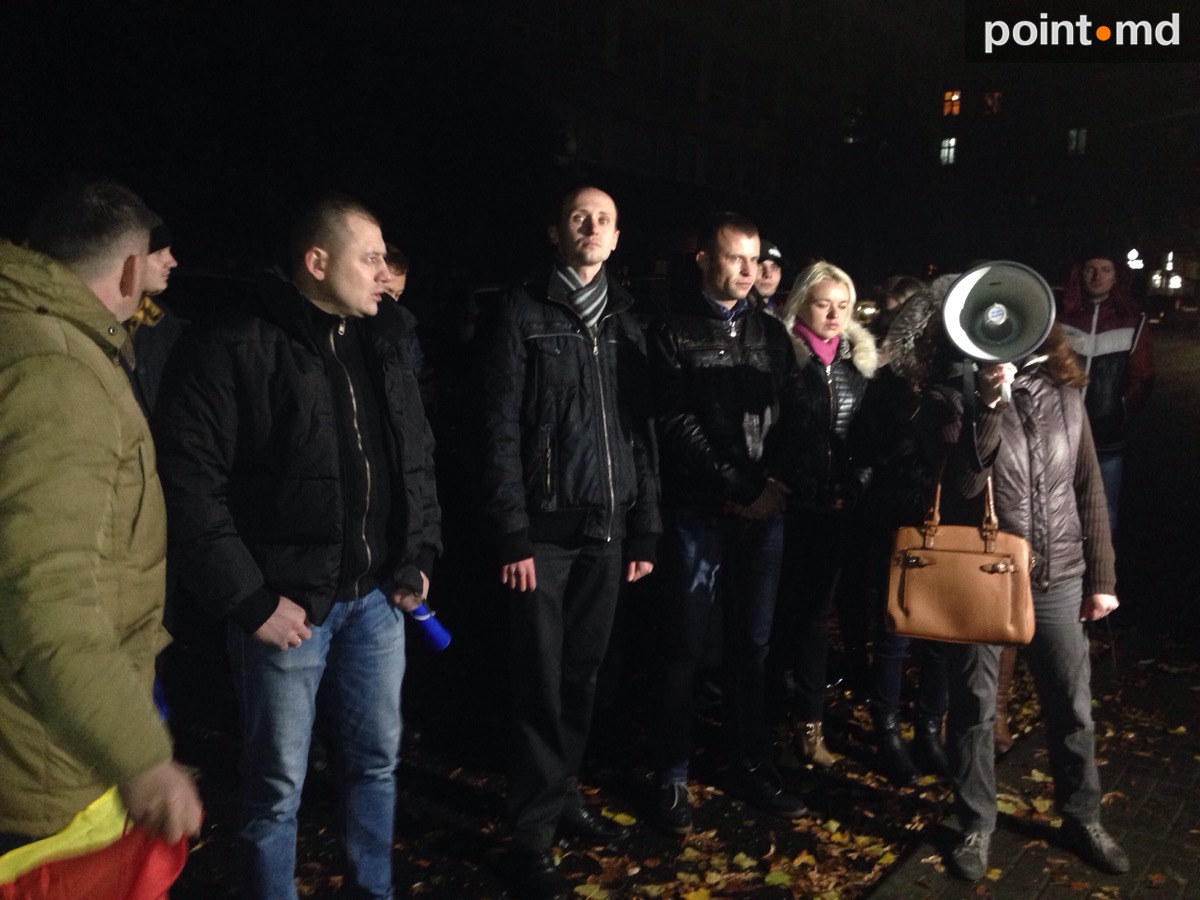 Люди протестуют у здания ЦИК: "Позор и стыд"