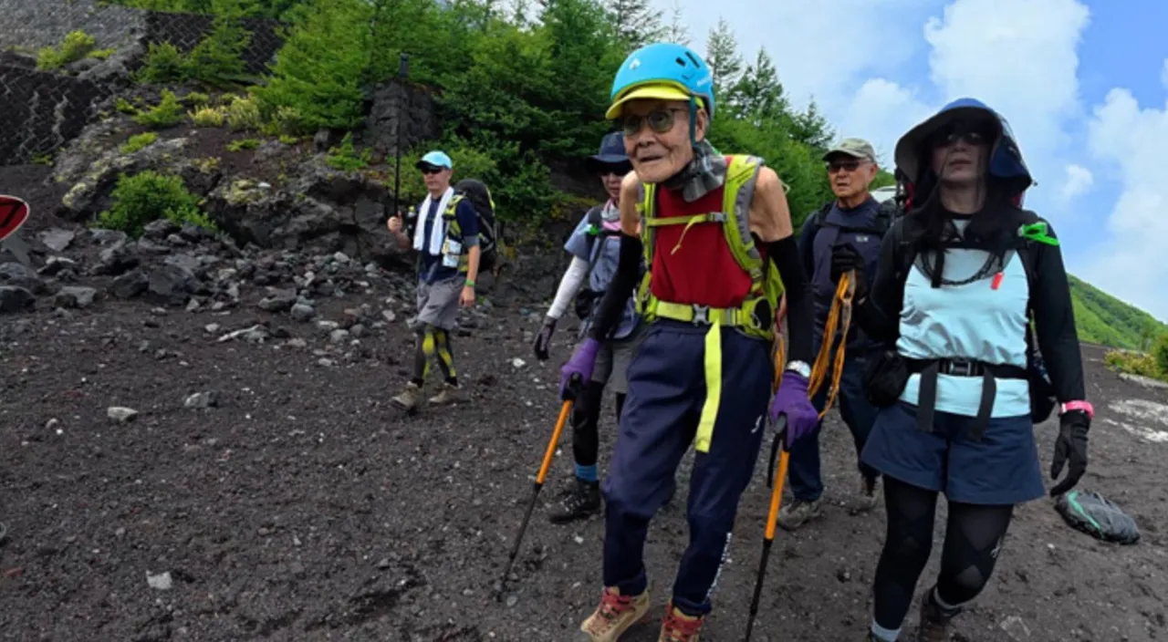 Un bărbat de 102 ani a urcat pe cel mai înalt munte din Japonia și a intrat în Cartea Recordurilor