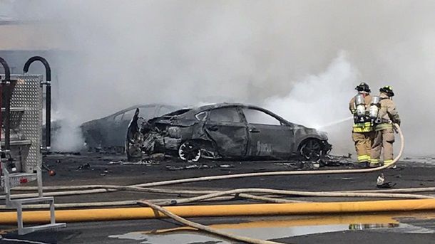 Un avion s-a prăbușit la aterizarea pe aeroportul din New Jersey