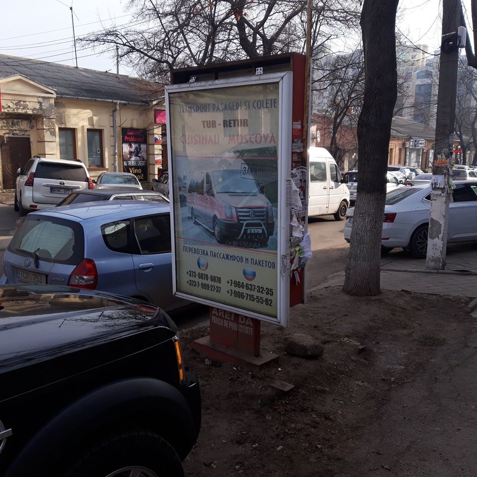 В центре столицы продолжают демонтировать незаконные рекламные билборды и панно