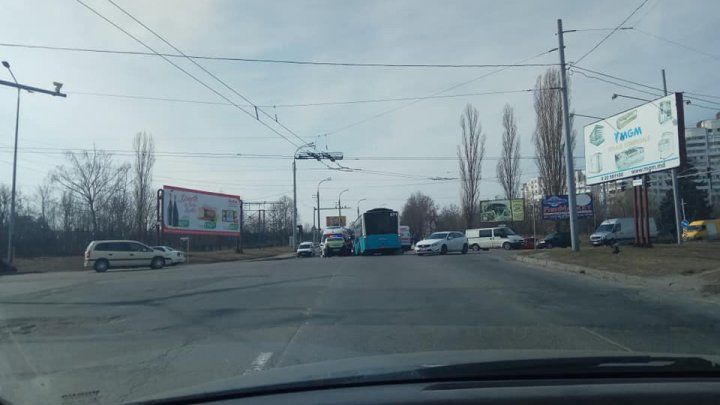 На Ботанике столкнулись рейсовый автобус и “скорая”