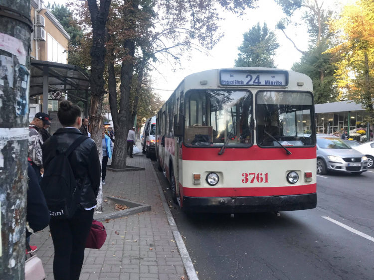 Пьяный мужчина устроил драку в троллейбусе
