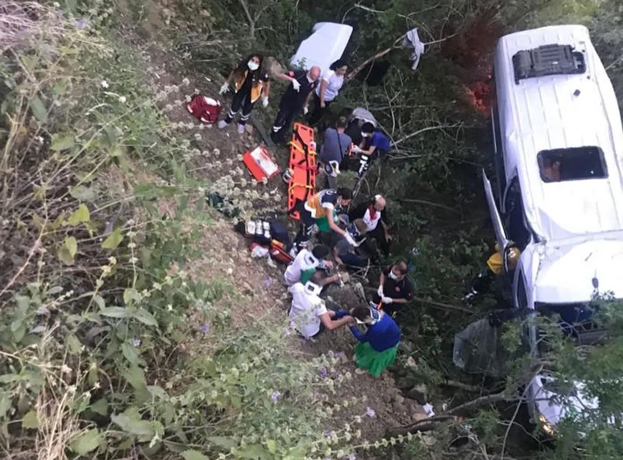 Автобус с туристами упал в пропасть в Турции, 18 человек пострадали