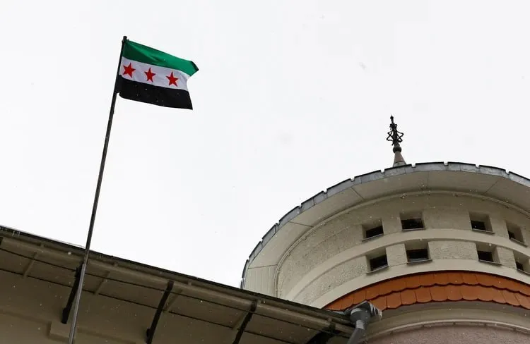 Над посольством Сирии в Москве подняли флаг оппозиции