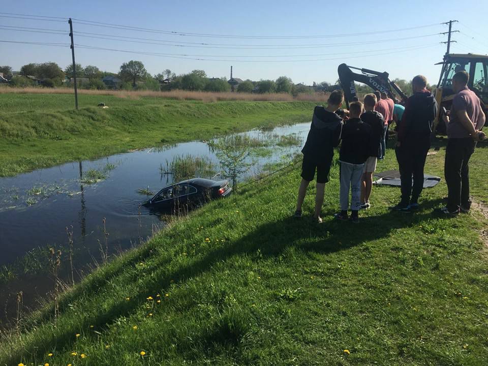 В Бельцах автомобиль BMW упал в реку