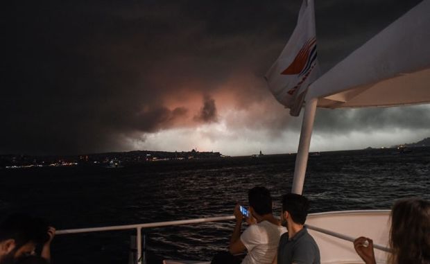 Istanbul: 10 persoane au fost rănite în urma unei furtuni violente. Imagini incredibile cu un avion distrus de grindină