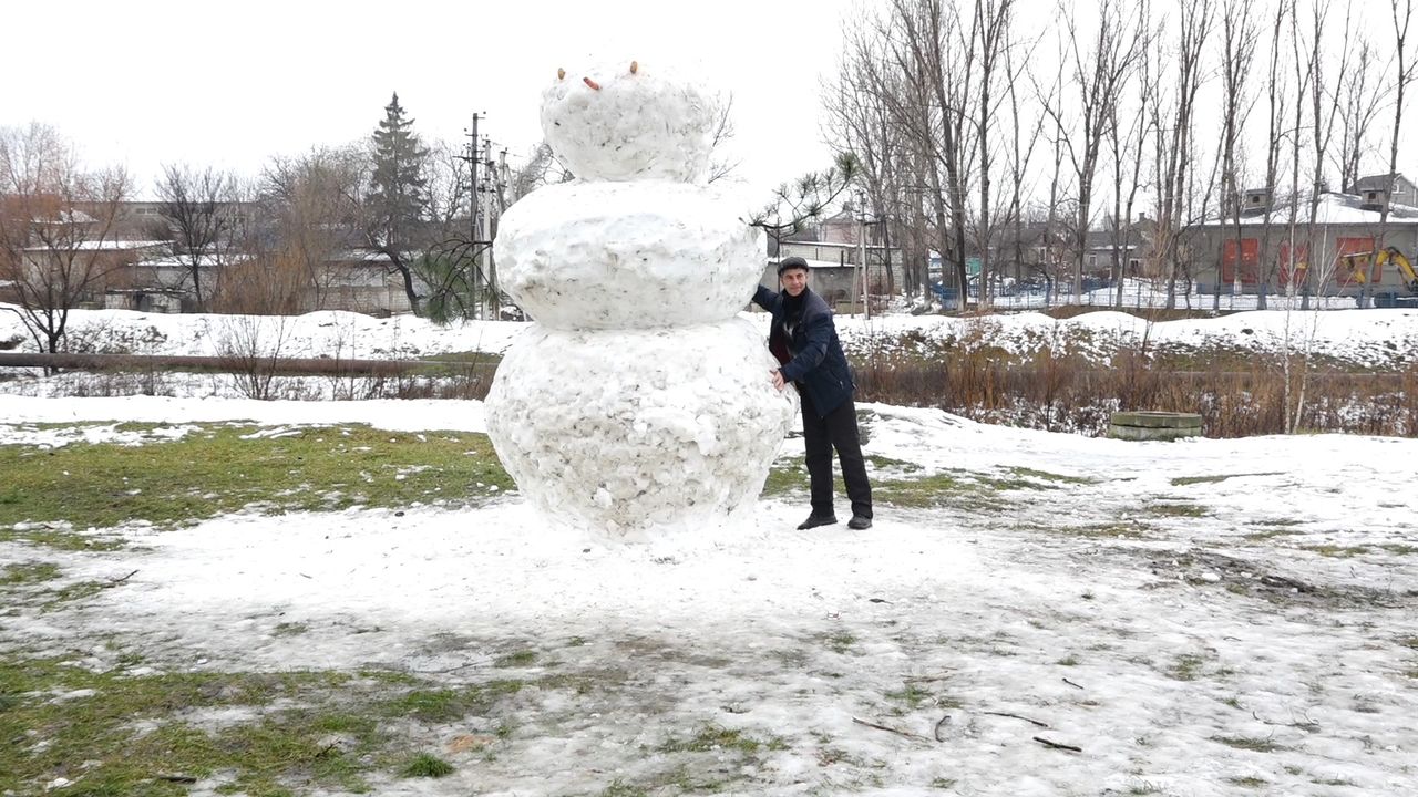 Жители Бельц слепили трехметрового снеговика