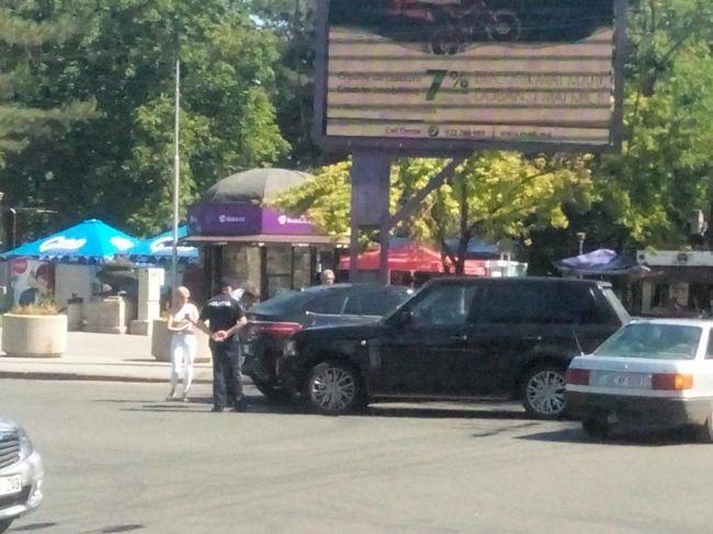 Accident de lux în centrul Capitalei: Un Mercedes s-a ciocnit cu un Range Rover