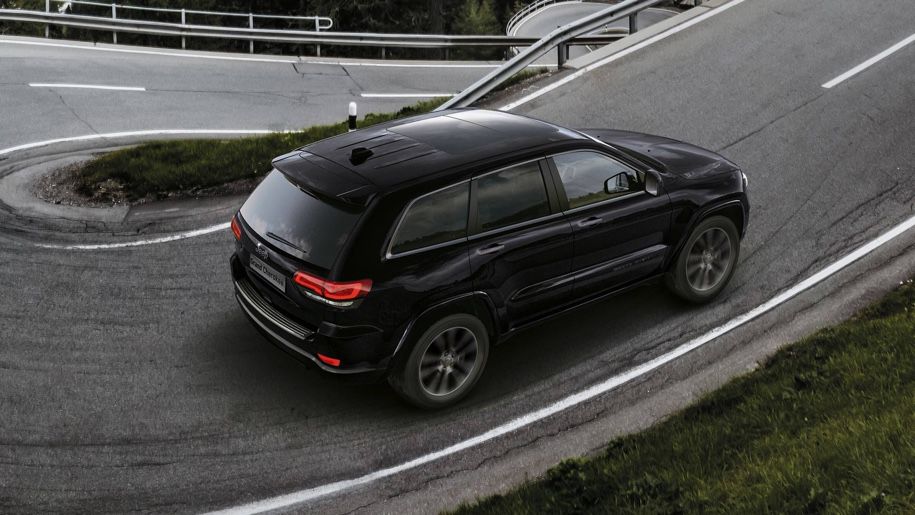 Jeep подготовил черный «спортивный» Grand Cherokee