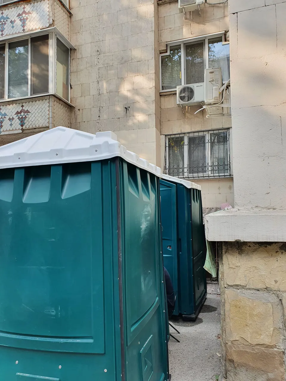 В Кишиневе под окнами жилого дома установили мангалы и биотуалеты