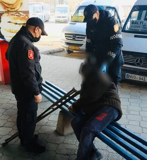 Жителя Бельц, лежащим без сознания на улице, нашли карабинеры: мужчина доставлен в больницу