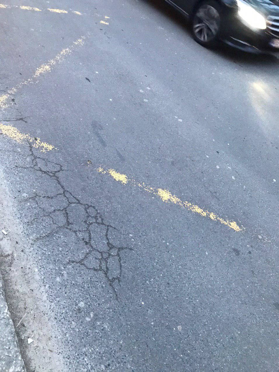Желтая разметка на остановках общественного транспорта стерлась