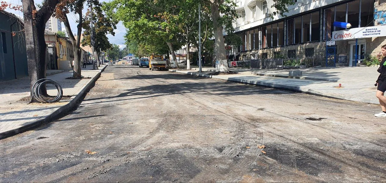 Продолжается ремонт столичных улиц Александру чел Бун, Тигина и 31 Августа