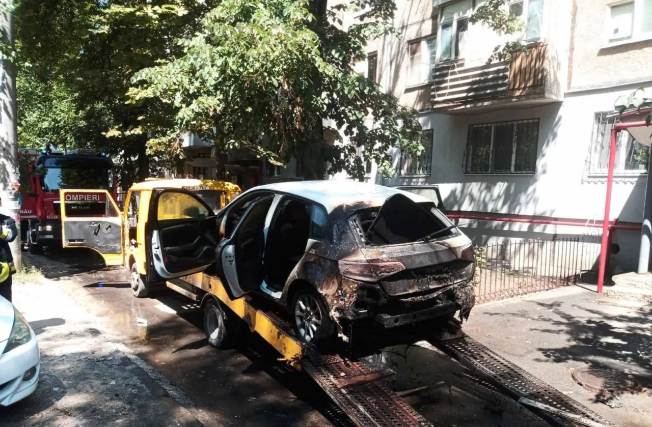 В Кишиневе загорелась машина во время погрузки на эвакуатор