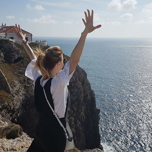Chiar dacă soțul ei e în conflict cu legea, Aura a mers în vacanță