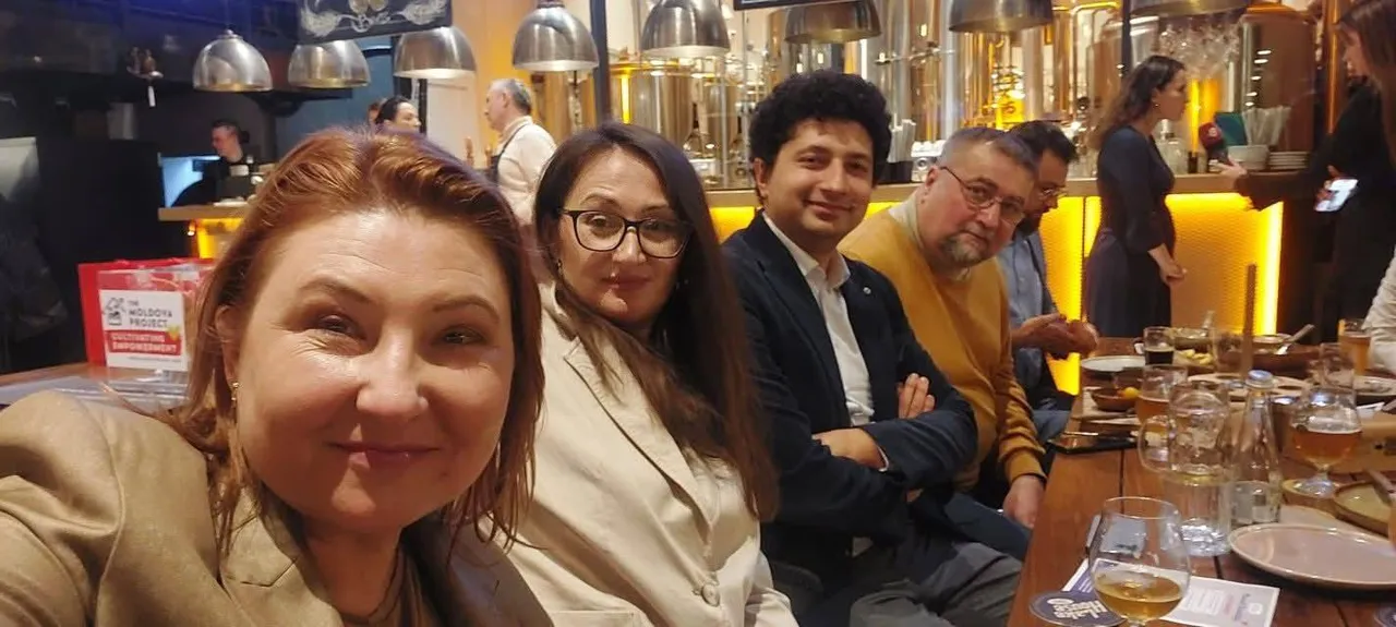 Премьер и депутаты PAS пришли на ужин, где официанткой была Дойна Герман
