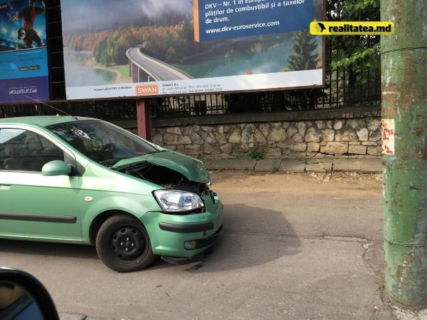 В центре Кишинева на тротуаре стоят брошенными два разбитых автомобиля