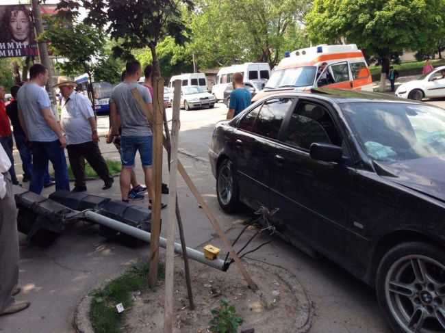 Un sofer din capitala a doborat cu BMW-ul un semafor dupa ce s-a ciocnit violent cu o ambulanta