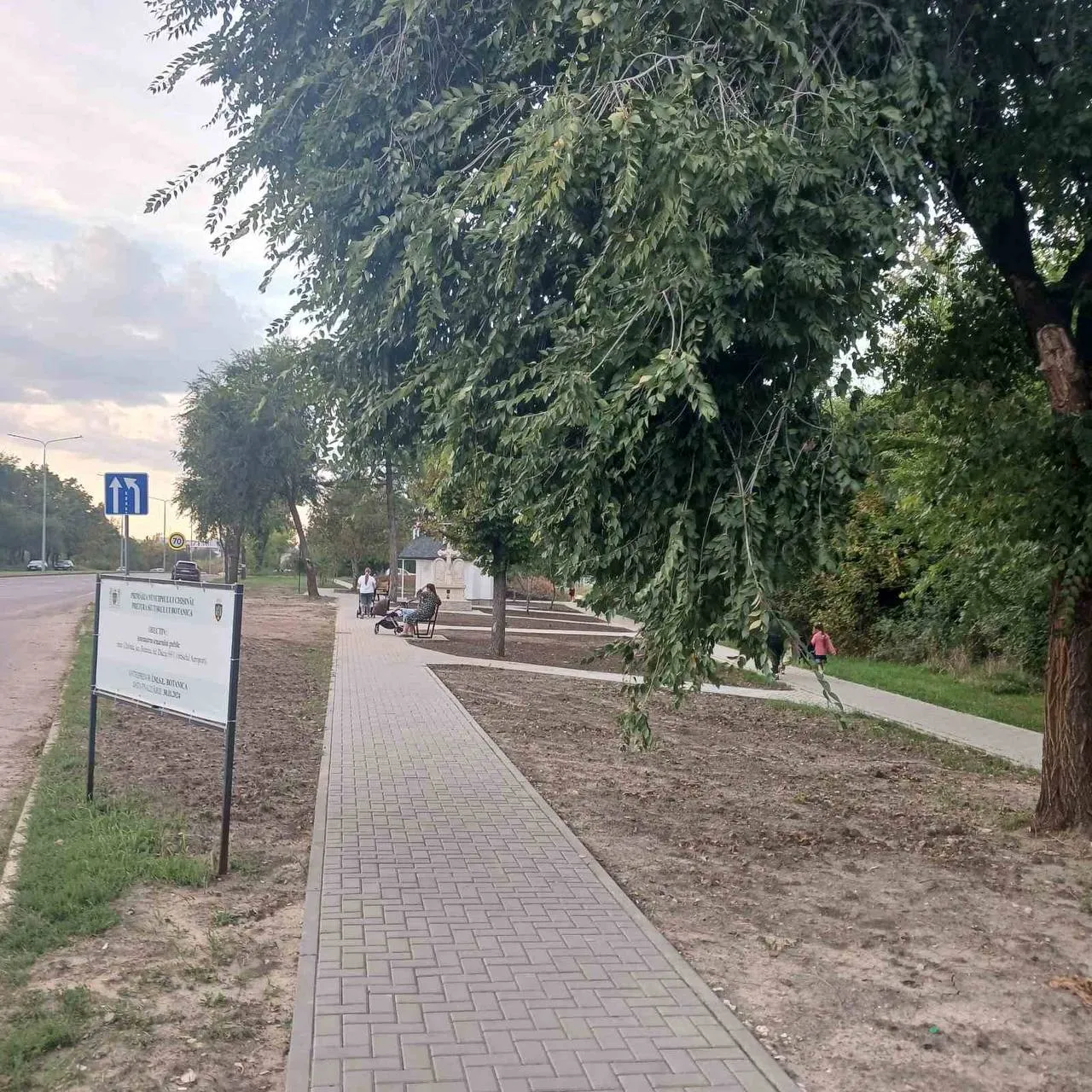 Работы по восстановлению мини-сквера в зоне городка «Аэропорт» завершены
