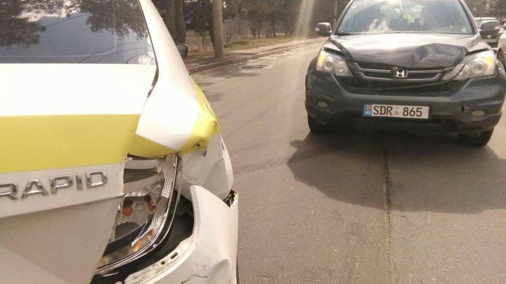 Maşină de poliţie implicată în accident. Şoferii au versiuni diferite