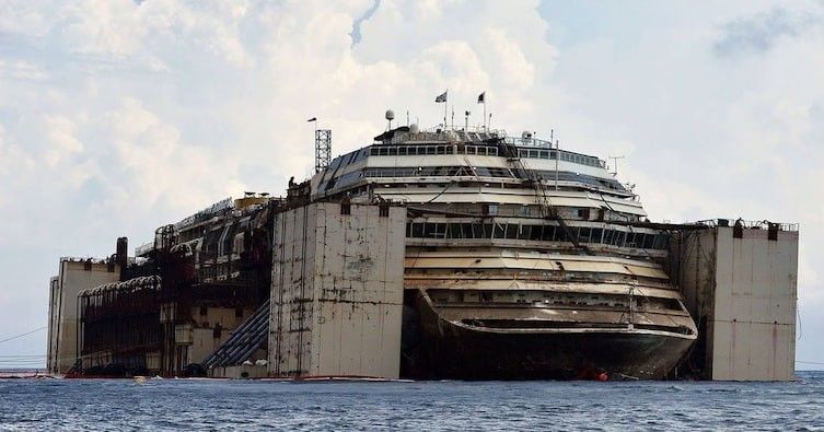 Фотограф пробрался на заброшенный лайнер Costa Concordia