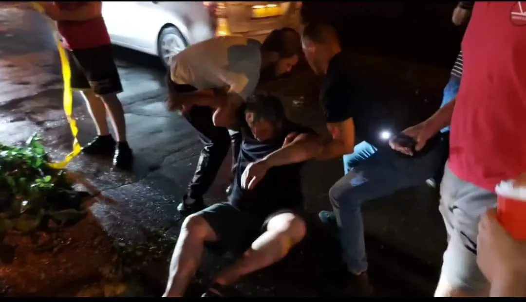Мужчина упал в яму, пытаясь расчистить дорогу от упавших веток